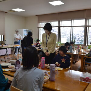 食堂で入居者と職員がレクリエーション活動を行っている様子