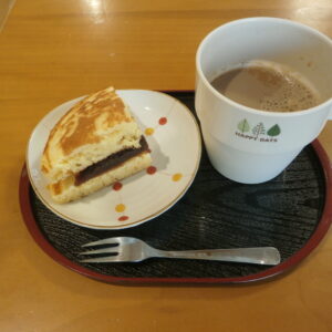 施設の食事風景。オムレツと飲料が提供されている
